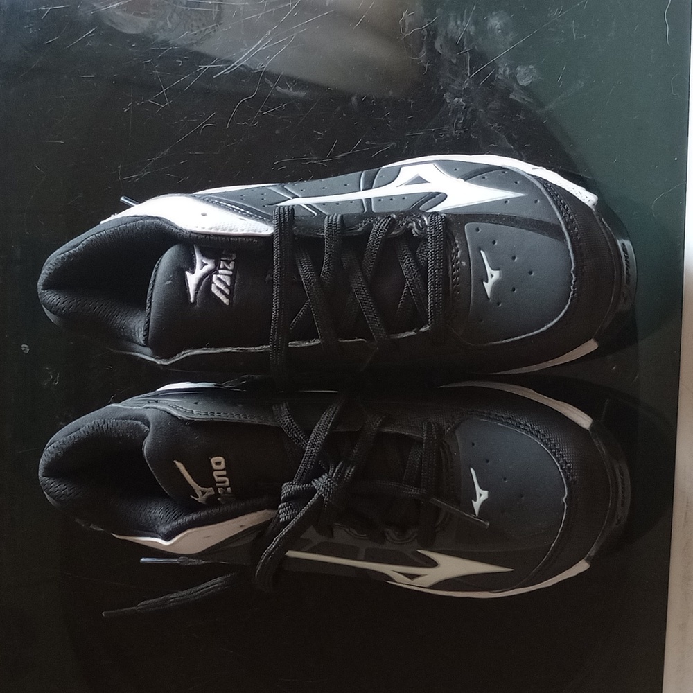 Women's softball cleats